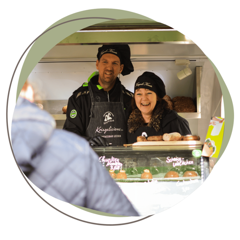 Daniela von Teuto Trüffel riecht an einer großen Trüffel Knolle