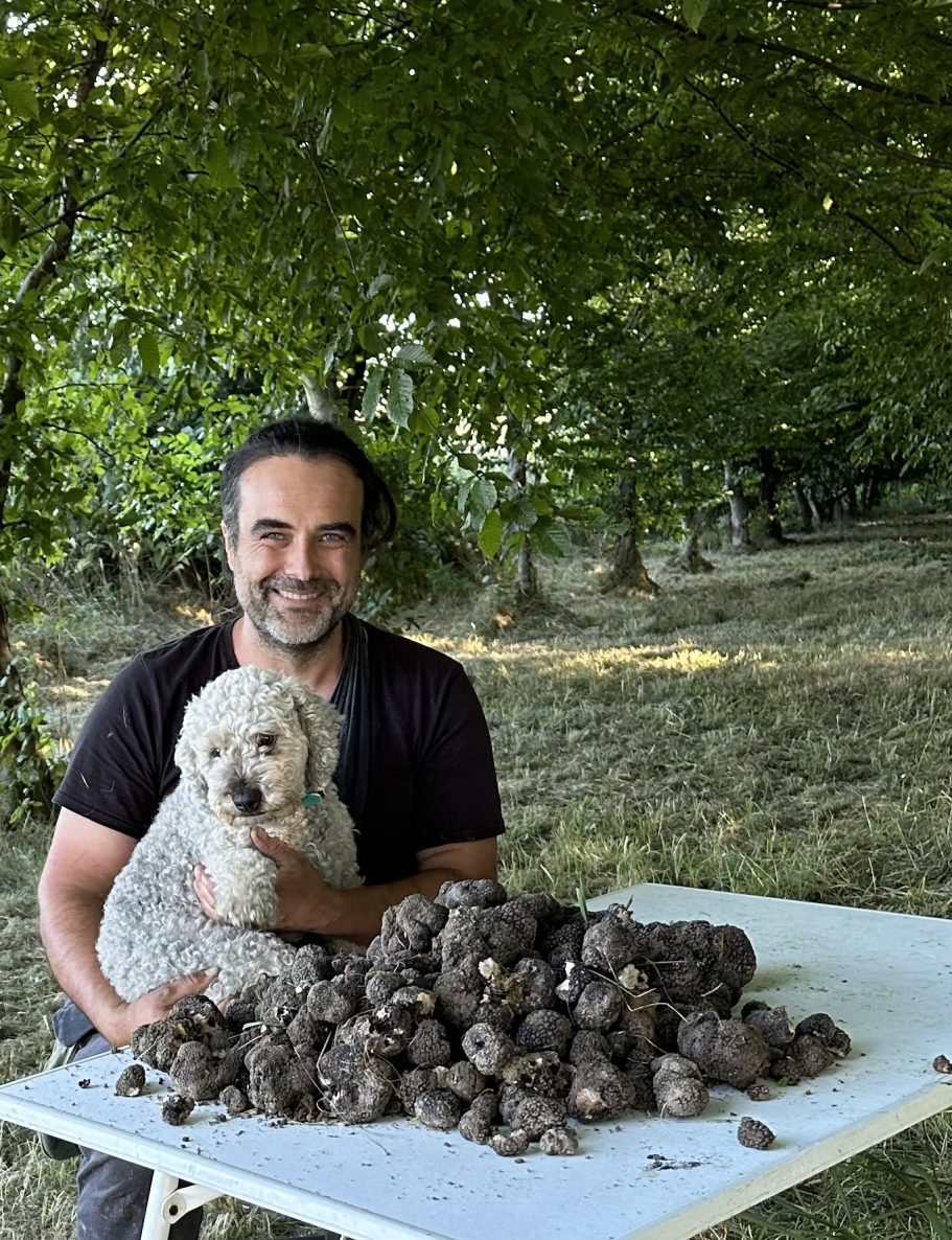 Trüffel Landwirt Tassilo mit Trüffeln auf einem Tisch mit Trüffelhund