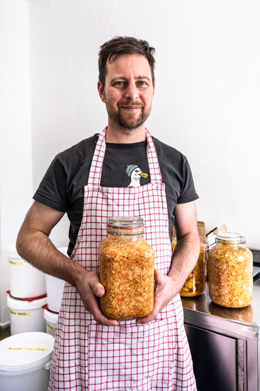 Schnelles Grünzeug OWL Fabian mit einem Glas mit fermentiertem Gemüse