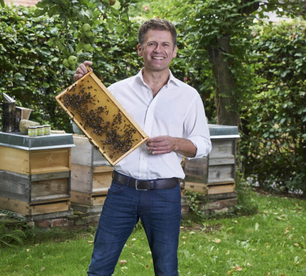 Jockheck´s Honig - Natur in Reinform Christian Jockheck mit einer Bienenwabe