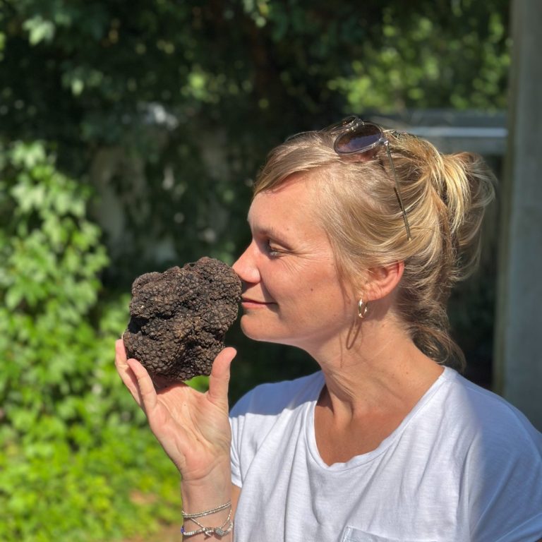 Daniela von Teuto Trüffel riecht an einer großen Trüffel Knolle
