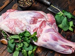 Lammkeule mit abgezogener Haut