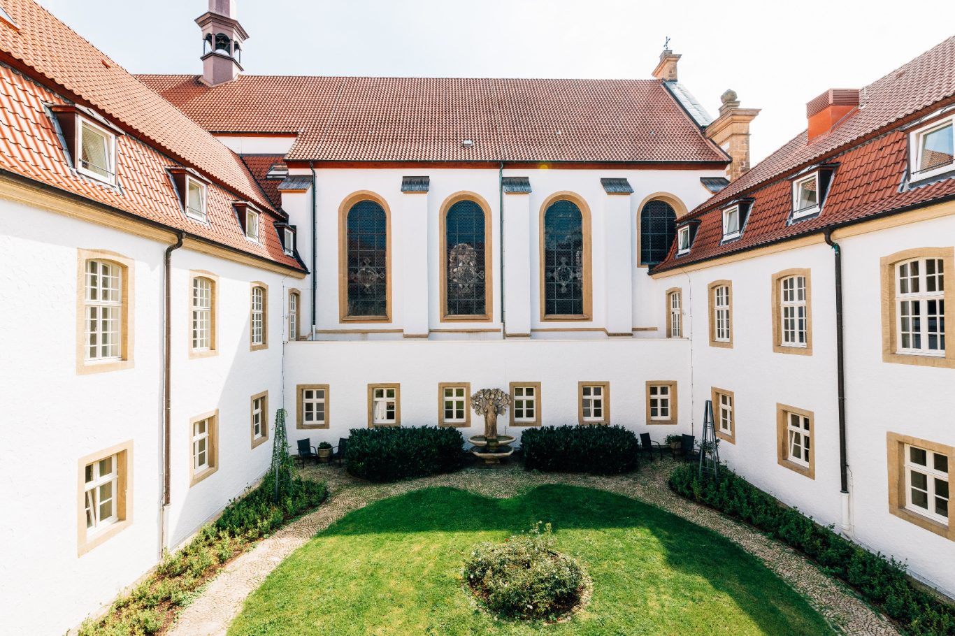 Liborianum - Begegnung nachhaltig erleben Liborianum - Tagungshotel des Erzbistums Außenansicht des Innenhofes